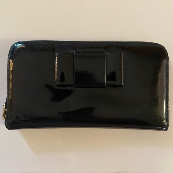 Miu Miu Black Patent Leather Zippy Wallet w pink leather lining + bow detail. - Picture 2 of 6